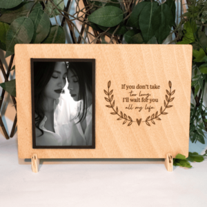 Portarretrato en madera triplex de okume de 30 x 20 cm, diseño elegante y personalizable para cualquier ocasión especial. Ideal para exhibir recuerdos con estilo y calidez en cualquier espacio.