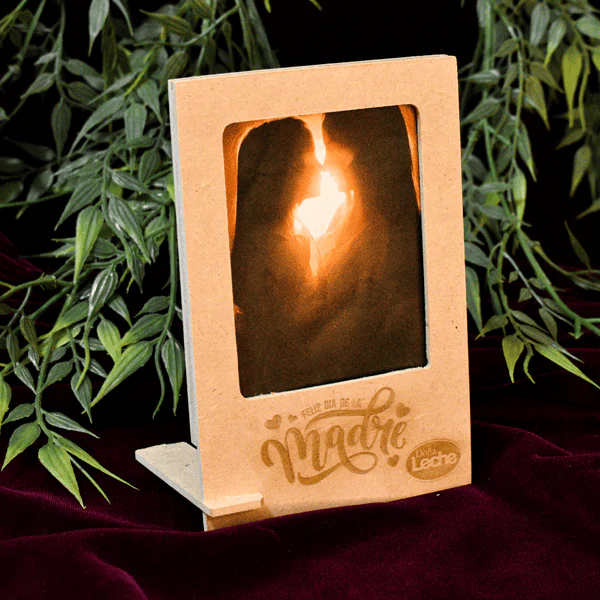 Portarretrato foto instantánea en MDF 3mm Portarretrato en MDF de 3 mm, personalizable con grabado láser o impresión UV, ideal para decorar y exhibir momentos especiales.