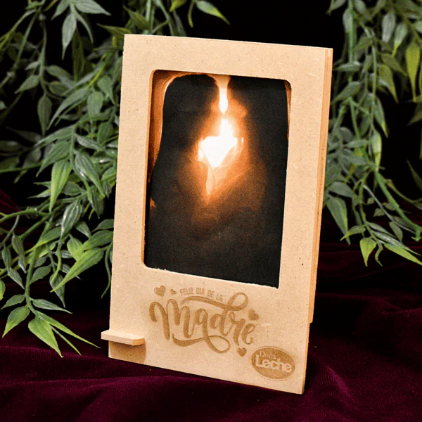 Portarretrato foto instantánea en MDF 3mm Portarretrato en MDF de 3 mm, personalizable con grabado láser o impresión UV, ideal para decorar y exhibir momentos especiales.