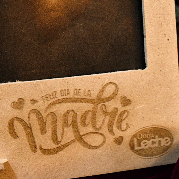 Portarretrato foto instantánea en MDF 3mm Portarretrato en MDF de 3 mm, personalizable con grabado láser o impresión UV, ideal para decorar y exhibir momentos especiales.