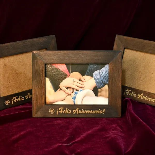 Portarretrato madera envejecido fabricado en tríplex de pino de 9 mm y MDF de 3 mm, para foto de 15 x 10 cm, es el complemento ideal para decorar cualquier espacio. Con su diseño elegante y artesanal, este portarretrato es perfecto para colocarlo en mesas y escritorios. Fabricado con materiales de alta calidad, el tríplex de pino y el MDF le brindan resistencia y durabilidad. Su tono envejecido le otorga un encanto vintage que se adapta a cualquier estilo de decoración. Este portarretrato es perfecto como regalo corporativo u ocasiones especiales. Puedes personalizarlo con grabado láser o impresión UV para añadir un toque único y personal. Captura tus momentos más preciados y exhibe tus recuerdos de manera creativa. Con su tamaño de 20 x 15 cm, es lo suficientemente grande para destacar tus fotos favoritas sin ocupar demasiado espacio. Además, su diseño versátil permite utilizarlo en diferentes eventos y celebraciones. Decora tu hogar, oficina o regala este portarretrato en tríplex de pino y MDF para hacer de cualquier ambiente un lugar especial. Su calidad, belleza y capacidad de personalización lo convierten en una elección perfecta para dar un toque único a cualquier espacio. Portarretrato madera envejecido Material: Tríplex de pino de 9 mm y MDF de 3 mm Color: Caoba Tamaño: 0,9 largo x 20 ancho x 15 alto cm Fecha estimada de entrega: De 4 a 5 días hábiles (en Bogotá, Medellín, Cali), al resto del país de 7 a 14 días. Recuerda que el tiempo de entrega comienza a partir del momento en que tu pago sea confirmado. Todos los productos son entregados al domicilio que informaste al realizar la compra. Vendido y enviado por: Trazos de Arte. Envío rápido y seguro. Es una pieza muy original, que decora ese espacio especial de casa u oficina, Ideal para regalar y sorprender, este es un regalo perfecto, Hecho en madera seleccionada cuidadosamente proveniente de una plantación forestal certificada. Hecho en Colombia. Personalización Realice un pedido personalizado, podemos agregar lo que desee, como nombre, fecha, frase, logotipo, imagen o empaque regalo. Ofrecemos: Grabado por láser, grabado CNC Router, sublimado o papel adhesivo, el precio varía según el tipo de personalización que desee, encontrara más información en Servicios en nuestro menú secundario. Si desea cotizar o tiene preguntas presione el botón Cotizar personalización con gusto las responderemos. ¿Cómo comprar? Selecciona tu producto. Si tienes alguna duda por favor escríbenos. Haz clic en el botón de compra y la cantidad que deseas. Ingresa los datos de facturación y entrega. Realiza el pago de tu pedido. Recibe el pedido en tu domicilio.