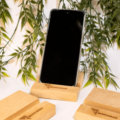 El soporte para celular de madera MDF de 18 mm combina funcionalidad y diseño en un accesorio práctico y personalizado. Con unas dimensiones compactas de 9 x 9 x 1,8 cm, es perfecto para mantener el celular siempre accesible y las manos libres mientras trabajas o disfrutas de contenido multimedia. Fabricado con madera MDF de alta calidad, destaca por su resistencia y durabilidad. Además, puede personalizarse con grabado láser para añadir un toque único, como un mensaje especial o un logotipo. Su diseño versátil se adapta a cualquier modelo de celular, ofreciendo una base estable y decorativa para cualquier espacio. Ideal como regalo para ocasiones especiales o como un complemento funcional para el hogar y la oficina.