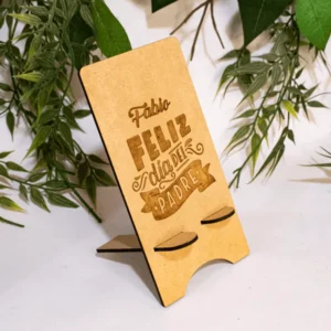 El soporte para celular en MDF de 3 mm es un accesorio funcional y decorativo que permite mantener el celular en posición vertical, liberando las manos para realizar otras actividades. Su diseño compacto y personalizable lo convierte en el regalo ideal para ocasiones especiales como aniversarios o matrimonios.