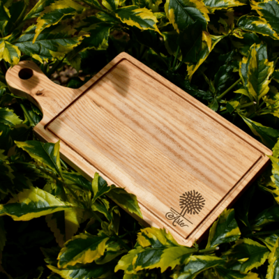 Tabla para picar en madera de pino personalizada, ideal para cortar y presentar alimentos con estilo y funcionalidad.