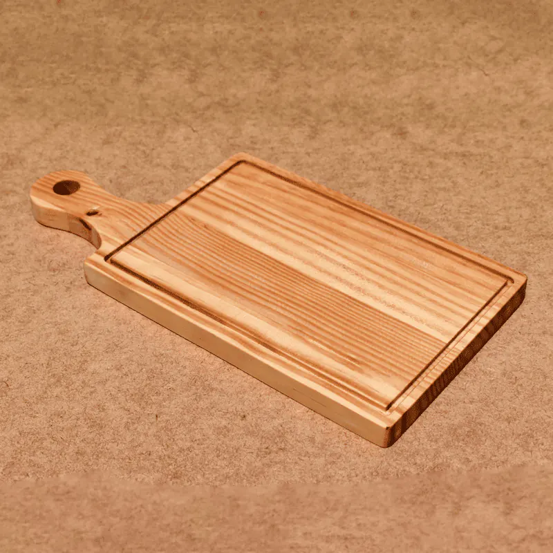 Tabla para picar en madera de pino Tabla para picar en madera de pino personalizada, ideal para cortar y presentar alimentos con estilo y funcionalidad.