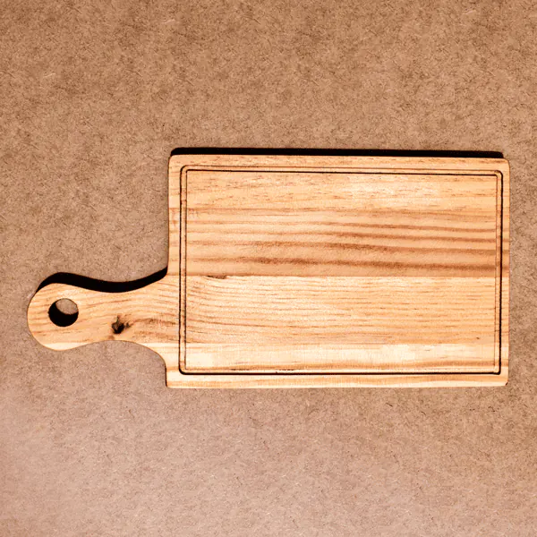 Tabla para picar en madera de pino Tabla para picar en madera de pino personalizada, ideal para cortar y presentar alimentos con estilo y funcionalidad.