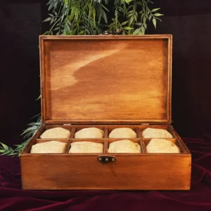Caja de madera personalizada para 8 relojes abierta, mostrando interior con almohadillas de algodón y yute.