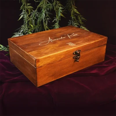 Caja de madera personalizada para 8 relojes en triplex pintado, vista 3/4 hacia la derecha, cerrada.