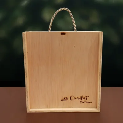 Caja de madera para botella y copas de aguardiente personalizada con lazo y acabado natural