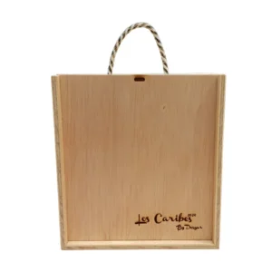 Caja de Madera para Botella y Copas Aguardiente Estuche de madera triplex para botella de aguardiente y copas de shot con manija de cuerda sobre fondo blanco.