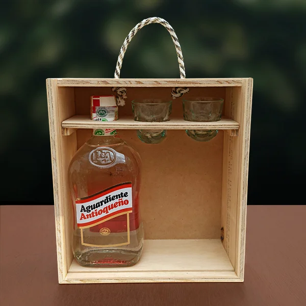 Caja de Madera para Botella y Copas Aguardiente 2 Caja de madera para botella y copas de aguardiente abierta con botella y copas en su interior