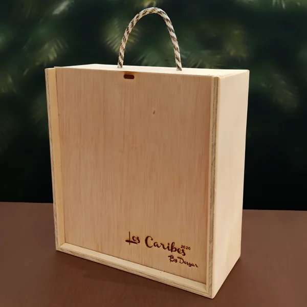 Caja de Madera para Botella y Copas Aguardiente 1 Caja de madera para botella y copas de aguardiente en vista tres cuartos izquierda con lazo decorativo
