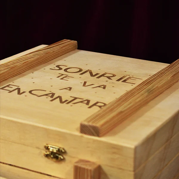 Caja maletín madera tríplex de pino 6 Detalle de grabado láser en tapa exterior de caja maletín de madera tríplex de pino