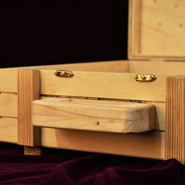 Caja maletín madera tríplex de pino 4 Detalle de manija y cierres en caja maletín de madera tríplex de pino