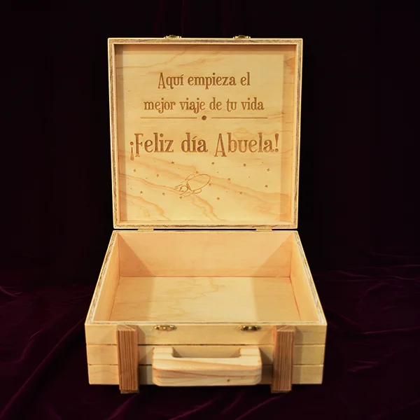 Caja maletín madera tríplex de pino 3 Caja maletín de madera tríplex de pino abierta con personalización interior en grabado láser