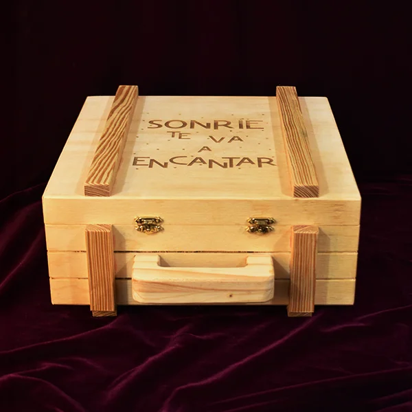 Caja maletín madera tríplex de pino 2 Caja maletín de madera tríplex de pino cerrada con grabado láser en tapa exterior