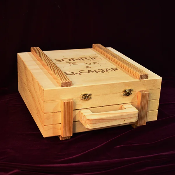 Caja maletín madera tríplex de pino 1 Caja maletín de madera tríplex de pino vista tres cuartos cerrada con grabado láser exterior