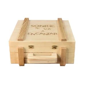 Caja tipo maletín en madera triplex de pino de 9 mm con manija y grabado láser personalizado sobre fondo blanco.