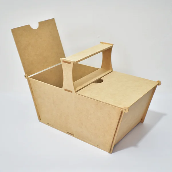 Caja para Picnic en madera MDF 4 Vista tres cuartos derecha de la caja para picnic en madera MDF completamente abierta, exhibiendo su amplio espacio interior para alimentos, bebidas y accesorios.