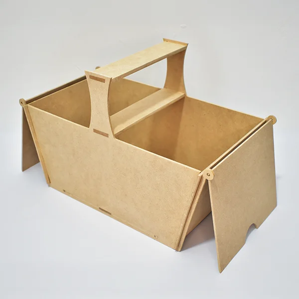 Caja para Picnic en madera MDF 5 Vista tres cuartos izquierda de la caja para picnic en madera MDF de 5,5 mm, cerrada, mostrando su diseño compacto y versátil para uso decorativo o funcional.