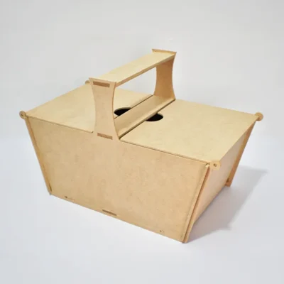 Caja para picnic en madera MDF de 5,5 mm cerrada en vista tres cuartos derecha
