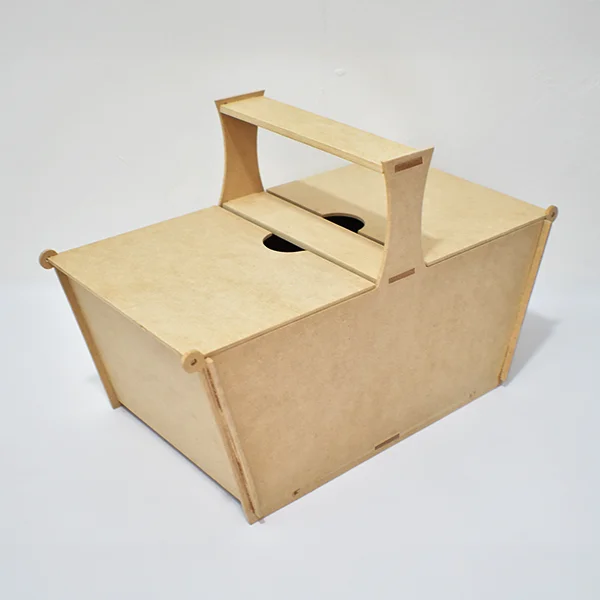 Caja para Picnic en madera MDF 3 Vista lateral de la caja canasta para picnic en madera MDF de 5,5 mm, donde se aprecia su estructura resistente, diseño funcional y manija ergonómica.