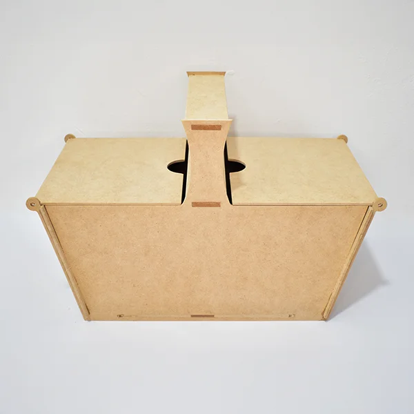 Caja para Picnic en madera MDF 2 Vista tres cuartos derecha de la caja para picnic en madera MDF de 5,5 mm, cerrada y con acabado crudo, ideal para transportar alimentos y elementos para reuniones al aire libre.