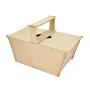 Caja canasta para picnic en madera MDF de 5,5 mm con manija ergonómica para transporte sobre fondo blanco.