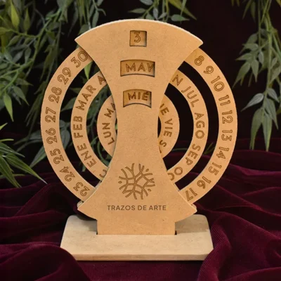 Calendario perpetuo giratorio en MDF con base y grabado láser personalizado en vista frontal