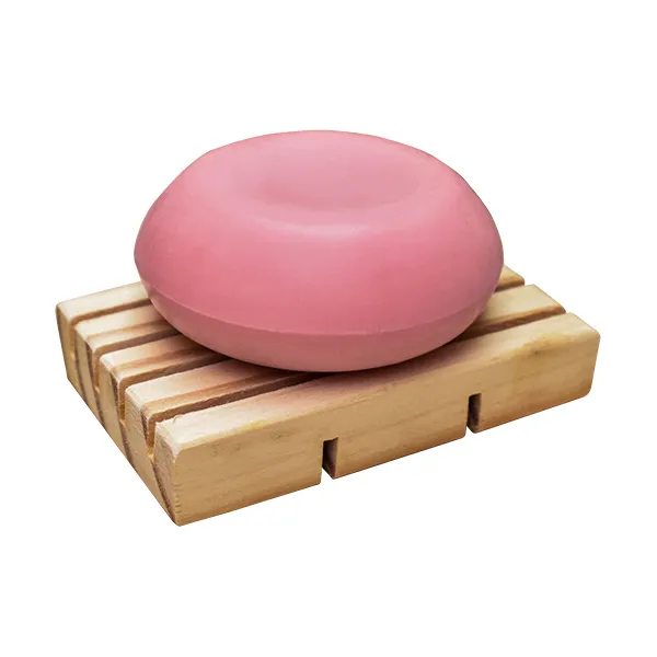 Jabonera en Madera | Trazos de Arte Jabonera artesanal en madera maciza de pino de 18 mm con diseño de listones para drenaje sobre fondo blanco.