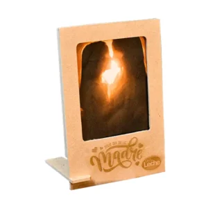 Portarretrato de madera MDF de 3 mm para foto instantánea de 9x7 cm con grabado personalizado sobre fondo blanco.