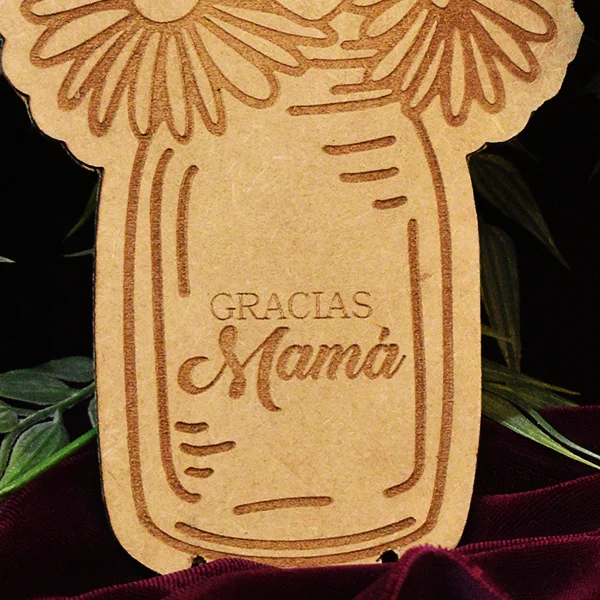 Trofeo de flores mamá en MDF de 3 mm 3 Detalle del trofeo de flores para mamá en MDF con grabado láser personalizado