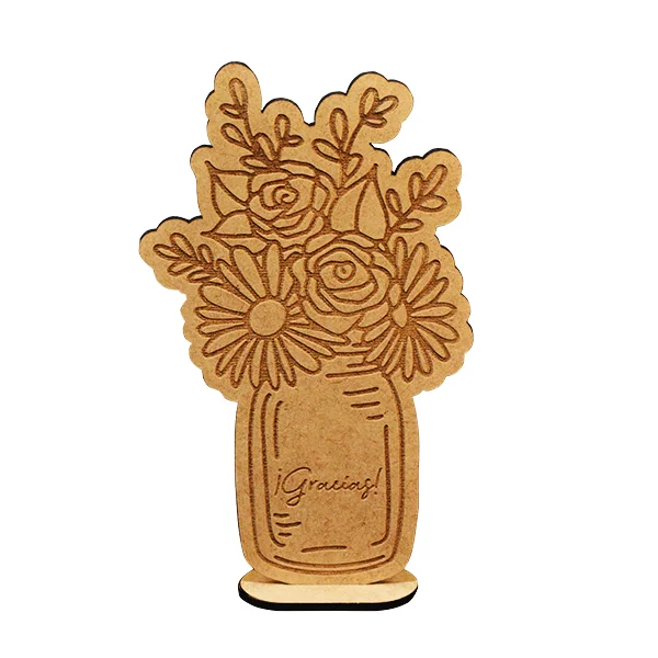 Trofeo de flores mamá en MDF de 3 mm | Trazos de Arte Trofeo decorativo de flores caladas en madera MDF de 3 mm con placa para grabado láser personalizado sobre fondo blanco.