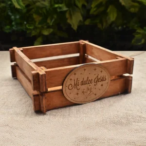 Caja canasta de madera personalizada en vista tres cuartos derecha con acabado pintado