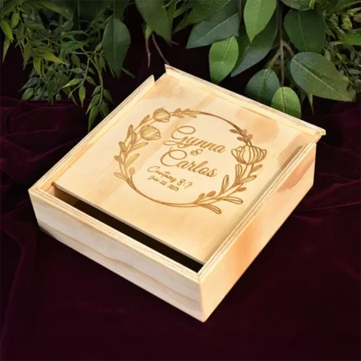 Caja de madera con tapa corrediza personalizada en triplex de pino vista tres cuartos