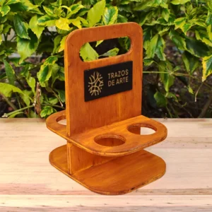 Porta shots de madera triplex de pino para cuatro shots sin copas en vista tres cuartos derecha