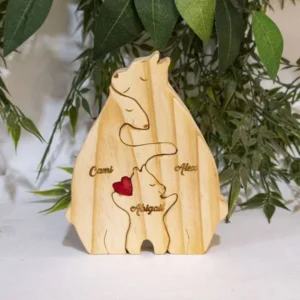 La Escultura Familiar 3 Osos en Madera de Pino Personalizado es una pieza de arte excepcionalmente diseñada que combina belleza y significado. Esta escultura, hecha de madera de pino de 1,8 mm de espesor, representa a una familia de osos - mamá, papá y bebé oso - en un diseño calado, destacando la unidad y el amor familiar. Con una altura de 15 cm, esta escultura es lo suficientemente compacta para ser colocada en cualquier espacio, pero lo suficientemente llamativa para captar la atención. El acabado pintado resalta la belleza natural de la madera de pino, aportando un toque de elegancia y sofisticación a cualquier hogar. La personalización del nombre grabado con láser añade un toque único a cada escultura, permitiendo que cada pieza refleje la individualidad de la familia que la posee. Esta atención al detalle asegura que cada escultura sea única y personal. Esta escultura es más que una simple pieza de decoración; es un símbolo de amor y unidad familiar. En cada hogar, una pieza como esta puede tener un significado profundo. Representa la importancia de la familia y el amor que se comparte entre sus miembros. Al elegir esta escultura, estás haciendo una declaración de amor y unidad, reconociendo la importancia de la familia. Además, la Escultura Familiar 3 Osos en Madera de Pino Personalizado es respetuosa con el medio ambiente. La madera utilizada proviene de fuentes sostenibles y renovables, lo que significa que su fabricación no compromete la naturaleza. Este compromiso con la sostenibilidad se refleja en cada aspecto del diseño de la escultura, desde la elección de los materiales hasta el proceso de fabricación. ¡Es una forma hermosa y significativa de resaltar el amor familiar en cada hogar!  Escultura Familiar 3 Osos en Madera de Pino Personalizado Material: Madera de pino de 18 mm Color: Natural y Corazón a elección Tamaño: 12 largo x 1,8 ancho x 15 alto cm Incluye personalización Fecha estimada de entrega: De 4 a 5 días hábiles (en Bogotá, Medellín, Cali), al resto del país de 7 a 14 días. Recuerda que el tiempo de entrega comienza a partir del momento en que tu pago sea confirmado. Todos los productos son entregados al domicilio que informaste al realizar la compra. Vendido y enviado por: Trazos de Arte. Envío rápido y seguro. Es una pieza muy original, que decora ese espacio especial de casa u oficina, Ideal para regalar y sorprender, este es un regalo perfecto, Hecho en madera seleccionada cuidadosamente proveniente de una plantación forestal certificada. Hecho en Colombia. Personalización Realice un pedido personalizado, podemos agregar lo que desee, como nombre, fecha, frase, logotipo, imagen o empaque regalo. Ofrecemos: Grabado por láser, grabado CNC Router, sublimado o papel adhesivo, el precio varía según el tipo de personalización que desee, encontrara más información en Servicios en nuestro menú secundario. Si desea cotizar o tiene preguntas presione el botón Cotizar personalización con gusto las responderemos.   ¿Cómo comprar? Selecciona tu producto. Si tienes alguna duda por favor escríbenos. Haz clic en el botón de compra y la cantidad que deseas. Ingresa los datos de facturación y entrega. Realiza el pago de tu pedido. Recibe el pedido en tu domicilio.
