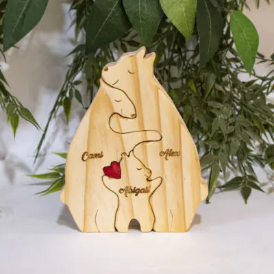 La Escultura Familiar 3 Osos en Madera de Pino Personalizado es una pieza de arte excepcionalmente diseñada que combina belleza y significado. Esta escultura, hecha de madera de pino de 1,8 mm de espesor, representa a una familia de osos - mamá, papá y bebé oso - en un diseño calado, destacando la unidad y el amor familiar. Con una altura de 15 cm, esta escultura es lo suficientemente compacta para ser colocada en cualquier espacio, pero lo suficientemente llamativa para captar la atención. El acabado pintado resalta la belleza natural de la madera de pino, aportando un toque de elegancia y sofisticación a cualquier hogar. La personalización del nombre grabado con láser añade un toque único a cada escultura, permitiendo que cada pieza refleje la individualidad de la familia que la posee. Esta atención al detalle asegura que cada escultura sea única y personal. Esta escultura es más que una simple pieza de decoración; es un símbolo de amor y unidad familiar. En cada hogar, una pieza como esta puede tener un significado profundo. Representa la importancia de la familia y el amor que se comparte entre sus miembros. Al elegir esta escultura, estás haciendo una declaración de amor y unidad, reconociendo la importancia de la familia. Además, la Escultura Familiar 3 Osos en Madera de Pino Personalizado es respetuosa con el medio ambiente. La madera utilizada proviene de fuentes sostenibles y renovables, lo que significa que su fabricación no compromete la naturaleza. Este compromiso con la sostenibilidad se refleja en cada aspecto del diseño de la escultura, desde la elección de los materiales hasta el proceso de fabricación. ¡Es una forma hermosa y significativa de resaltar el amor familiar en cada hogar! Escultura Familiar 3 Osos en Madera de Pino Personalizado Material: Madera de pino de 18 mm Color: Natural y Corazón a elección Tamaño: 12 largo x 1,8 ancho x 15 alto cm Incluye personalización Fecha estimada de entrega: De 4 a 5 días hábiles (en Bogotá, Medellín, Cali), al resto del país de 7 a 14 días. Recuerda que el tiempo de entrega comienza a partir del momento en que tu pago sea confirmado. Todos los productos son entregados al domicilio que informaste al realizar la compra. Vendido y enviado por: Trazos de Arte. Envío rápido y seguro. Es una pieza muy original, que decora ese espacio especial de casa u oficina, Ideal para regalar y sorprender, este es un regalo perfecto, Hecho en madera seleccionada cuidadosamente proveniente de una plantación forestal certificada. Hecho en Colombia. Personalización Realice un pedido personalizado, podemos agregar lo que desee, como nombre, fecha, frase, logotipo, imagen o empaque regalo. Ofrecemos: Grabado por láser, grabado CNC Router, sublimado o papel adhesivo, el precio varía según el tipo de personalización que desee, encontrara más información en Servicios en nuestro menú secundario. Si desea cotizar o tiene preguntas presione el botón Cotizar personalización con gusto las responderemos. ¿Cómo comprar? Selecciona tu producto. Si tienes alguna duda por favor escríbenos. Haz clic en el botón de compra y la cantidad que deseas. Ingresa los datos de facturación y entrega. Realiza el pago de tu pedido. Recibe el pedido en tu domicilio.