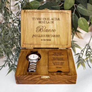 caja de madera personalizada para reloj de compromiso abierta con reloj de muestra grabado laser
