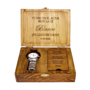 Caja de Madera Personalizada para Reloj de Compromiso Caja de compromiso en madera maciza de pino de 18 mm color miel con compartimientos para reloj y anillos sobre fondo blanco.