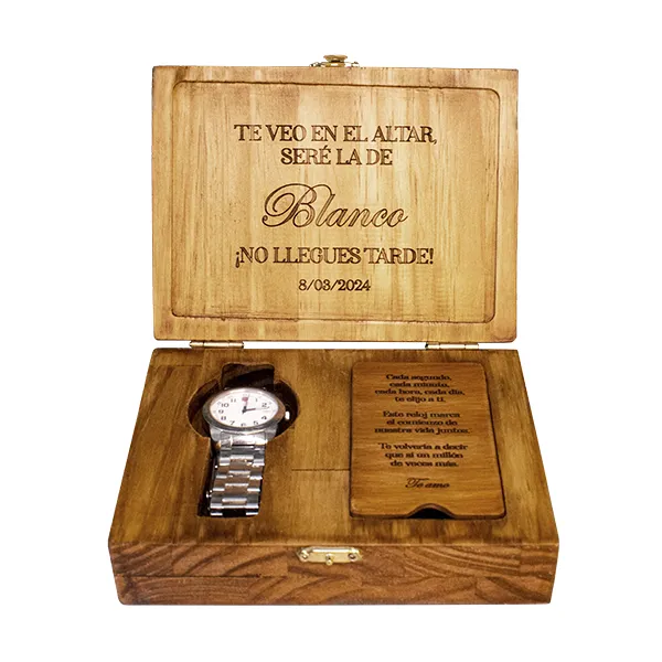 Caja de Madera Personalizada para Reloj de Compromiso Caja de compromiso en madera maciza de pino de 18 mm color miel con compartimientos para reloj y anillos sobre fondo blanco.