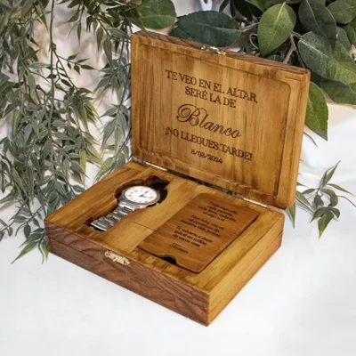 caja de madera para reloj de compromiso abierta vista 3/4 izquierda con reloj de muestra