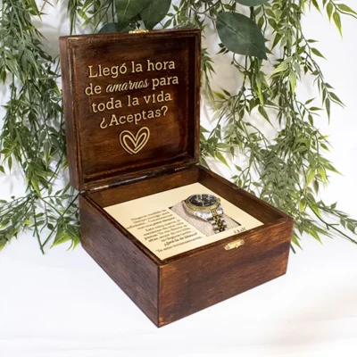 caja de madera para reloj abierta vista 3/4 derecha con cojín de algodón y yute grabado laser