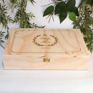 Caja de Madera con Tapa Grabada y Cierre de Broche La Caja de Madera 9mm con Tapa Grabada y Cierre de Broche es un producto excepcional que combina funcionalidad y estética en un solo paquete. Esta caja, con sus dimensiones de 33 x 23 x 7 cm de alto, es la elección perfecta para aquellos que buscan una solución de almacenamiento compacta pero espaciosa. El material triplex de pino es conocido por su resistencia y durabilidad, lo que hace que esta caja sea una opción económica y duradera. Además, el triplex de pino es un material natural, lo que añade un toque de elegancia y sofisticación a cualquier espacio. Esta caja es ideal para regalos, especialmente para eventos como bodas, quinceañeras o festividades. Ofrecer regalos personalizados es una excelente manera de mostrar aprecio y hacer que los destinatarios se sientan especiales. Esta caja, con su diseño simple pero elegante, es perfecta para este propósito. Además, la personalización de la tapa en grabado láser añade un toque único y personal a cada caja. Ya sea que quieras grabar un nombre, una fecha especial o un mensaje significativo, la personalización hace que cada caja sea verdaderamente única. El acabado natural de la caja resalta la belleza de la madera de pino, mientras que la tapa con bisagra y cierre asegura que los contenidos estén seguros y protegidos. Ya sea que la uses para guardar recuerdos preciosos o para presentar un regalo especial, esta caja es tan práctica como hermosa. Además, la caja funciona perfectamente como un regalo para bodas, quinceañeras o festividades. Puedes llenarla con una variedad de regalos, creando un regalo que es tanto atractivo como significativo. La Caja en Triplex de Pino no es sólo funcional, sino también estéticamente agradable. Es perfecta para decorar y tiene múltiples usos. Puede servir como un excelente organizador en tu hogar, añadiendo un toque de estilo mientras mantiene tus pertenencias ordenadas. Caja Contenedor Ancheta Sencilla en MDF de 9 mm Material: Madera Triplex de Pino de 9 Color: Natural Tamaño: 33 largo x 23 ancho x 7 alto cm Incluye personalización Fecha estimada de entrega: De 4 a 5 días hábiles (en Bogotá, Medellín, Cali), al resto del país de 7 a 14 días. Recuerda que el tiempo de entrega comienza a partir del momento en que tu pago sea confirmado. Todos los productos son entregados al domicilio que informaste al realizar la compra. Vendido y enviado por: Trazos de Arte. Envío rápido y seguro. Es una pieza muy original, que decora ese espacio especial de casa u oficina, Ideal para regalar y sorprender, este es un regalo perfecto, Hecho en madera seleccionada cuidadosamente proveniente de una plantación forestal certificada. Hecho en Colombia. Personalización Realice un pedido personalizado, podemos agregar lo que desee, como nombre, fecha, frase, logotipo, imagen o empaque regalo. Ofrecemos: Grabado por láser, grabado CNC Router, sublimado o papel adhesivo, el precio varía según el tipo de personalización que desee, encontrara más información en Servicios en nuestro menú secundario. Si desea cotizar o tiene preguntas presione el botón Cotizar personalización con gusto las responderemos. ¿Cómo comprar? Selecciona tu producto. Si tienes alguna duda por favor escríbenos. Haz clic en el botón de compra y la cantidad que deseas. Ingresa los datos de facturación y entrega. Realiza el pago de tu pedido. Recibe el pedido en tu domicilio.