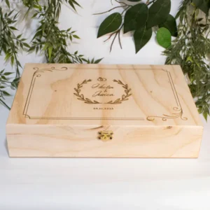 Caja de Madera con Tapa Grabada y Cierre de Broche La Caja de Madera 9mm con Tapa Grabada y Cierre de Broche es un producto excepcional que combina funcionalidad y estética en un solo paquete. Esta caja, con sus dimensiones de 33 x 23 x 7 cm de alto, es la elección perfecta para aquellos que buscan una solución de almacenamiento compacta pero espaciosa. El material triplex de pino es conocido por su resistencia y durabilidad, lo que hace que esta caja sea una opción económica y duradera. Además, el triplex de pino es un material natural, lo que añade un toque de elegancia y sofisticación a cualquier espacio. Esta caja es ideal para regalos, especialmente para eventos como bodas, quinceañeras o festividades. Ofrecer regalos personalizados es una excelente manera de mostrar aprecio y hacer que los destinatarios se sientan especiales. Esta caja, con su diseño simple pero elegante, es perfecta para este propósito. Además, la personalización de la tapa en grabado láser añade un toque único y personal a cada caja. Ya sea que quieras grabar un nombre, una fecha especial o un mensaje significativo, la personalización hace que cada caja sea verdaderamente única. El acabado natural de la caja resalta la belleza de la madera de pino, mientras que la tapa con bisagra y cierre asegura que los contenidos estén seguros y protegidos. Ya sea que la uses para guardar recuerdos preciosos o para presentar un regalo especial, esta caja es tan práctica como hermosa. Además, la caja funciona perfectamente como un regalo para bodas, quinceañeras o festividades. Puedes llenarla con una variedad de regalos, creando un regalo que es tanto atractivo como significativo. La Caja en Triplex de Pino no es sólo funcional, sino también estéticamente agradable. Es perfecta para decorar y tiene múltiples usos. Puede servir como un excelente organizador en tu hogar, añadiendo un toque de estilo mientras mantiene tus pertenencias ordenadas. Caja Contenedor Ancheta Sencilla en MDF de 9 mm Material: Madera Triplex de Pino de 9 Color: Natural Tamaño: 33 largo x 23 ancho x 7 alto cm Incluye personalización Fecha estimada de entrega: De 4 a 5 días hábiles (en Bogotá, Medellín, Cali), al resto del país de 7 a 14 días. Recuerda que el tiempo de entrega comienza a partir del momento en que tu pago sea confirmado. Todos los productos son entregados al domicilio que informaste al realizar la compra. Vendido y enviado por: Trazos de Arte. Envío rápido y seguro. Es una pieza muy original, que decora ese espacio especial de casa u oficina, Ideal para regalar y sorprender, este es un regalo perfecto, Hecho en madera seleccionada cuidadosamente proveniente de una plantación forestal certificada. Hecho en Colombia. Personalización Realice un pedido personalizado, podemos agregar lo que desee, como nombre, fecha, frase, logotipo, imagen o empaque regalo. Ofrecemos: Grabado por láser, grabado CNC Router, sublimado o papel adhesivo, el precio varía según el tipo de personalización que desee, encontrara más información en Servicios en nuestro menú secundario. Si desea cotizar o tiene preguntas presione el botón Cotizar personalización con gusto las responderemos. ¿Cómo comprar? Selecciona tu producto. Si tienes alguna duda por favor escríbenos. Haz clic en el botón de compra y la cantidad que deseas. Ingresa los datos de facturación y entrega. Realiza el pago de tu pedido. Recibe el pedido en tu domicilio.