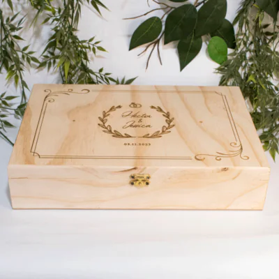 La Caja de Madera 9mm con Tapa Grabada y Cierre de Broche es un producto excepcional que combina funcionalidad y estética en un solo paquete. Esta caja, con sus dimensiones de 33 x 23 x 7 cm de alto, es la elección perfecta para aquellos que buscan una solución de almacenamiento compacta pero espaciosa. El material triplex de pino es conocido por su resistencia y durabilidad, lo que hace que esta caja sea una opción económica y duradera. Además, el triplex de pino es un material natural, lo que añade un toque de elegancia y sofisticación a cualquier espacio. Esta caja es ideal para regalos, especialmente para eventos como bodas, quinceañeras o festividades. Ofrecer regalos personalizados es una excelente manera de mostrar aprecio y hacer que los destinatarios se sientan especiales. Esta caja, con su diseño simple pero elegante, es perfecta para este propósito. Además, la personalización de la tapa en grabado láser añade un toque único y personal a cada caja. Ya sea que quieras grabar un nombre, una fecha especial o un mensaje significativo, la personalización hace que cada caja sea verdaderamente única. El acabado natural de la caja resalta la belleza de la madera de pino, mientras que la tapa con bisagra y cierre asegura que los contenidos estén seguros y protegidos. Ya sea que la uses para guardar recuerdos preciosos o para presentar un regalo especial, esta caja es tan práctica como hermosa. Además, la caja funciona perfectamente como un regalo para bodas, quinceañeras o festividades. Puedes llenarla con una variedad de regalos, creando un regalo que es tanto atractivo como significativo. La Caja en Triplex de Pino no es sólo funcional, sino también estéticamente agradable. Es perfecta para decorar y tiene múltiples usos. Puede servir como un excelente organizador en tu hogar, añadiendo un toque de estilo mientras mantiene tus pertenencias ordenadas. Caja Contenedor Ancheta Sencilla en MDF de 9 mm Material: Madera Triplex de Pino de 9 Color: Natural Tamaño: 33 largo x 23 ancho x 7 alto cm Incluye personalización Fecha estimada de entrega: De 4 a 5 días hábiles (en Bogotá, Medellín, Cali), al resto del país de 7 a 14 días. Recuerda que el tiempo de entrega comienza a partir del momento en que tu pago sea confirmado. Todos los productos son entregados al domicilio que informaste al realizar la compra. Vendido y enviado por: Trazos de Arte. Envío rápido y seguro. Es una pieza muy original, que decora ese espacio especial de casa u oficina, Ideal para regalar y sorprender, este es un regalo perfecto, Hecho en madera seleccionada cuidadosamente proveniente de una plantación forestal certificada. Hecho en Colombia. Personalización Realice un pedido personalizado, podemos agregar lo que desee, como nombre, fecha, frase, logotipo, imagen o empaque regalo. Ofrecemos: Grabado por láser, grabado CNC Router, sublimado o papel adhesivo, el precio varía según el tipo de personalización que desee, encontrara más información en Servicios en nuestro menú secundario. Si desea cotizar o tiene preguntas presione el botón Cotizar personalización con gusto las responderemos. ¿Cómo comprar? Selecciona tu producto. Si tienes alguna duda por favor escríbenos. Haz clic en el botón de compra y la cantidad que deseas. Ingresa los datos de facturación y entrega. Realiza el pago de tu pedido. Recibe el pedido en tu domicilio.