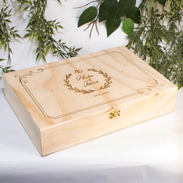 Caja de Madera con Tapa Grabada y Cierre de Broche La Caja de Madera 9mm con Tapa Grabada y Cierre de Broche es un producto excepcional que combina funcionalidad y estética en un solo paquete. Esta caja, con sus dimensiones de 33 x 23 x 7 cm de alto, es la elección perfecta para aquellos que buscan una solución de almacenamiento compacta pero espaciosa. El material triplex de pino es conocido por su resistencia y durabilidad, lo que hace que esta caja sea una opción económica y duradera. Además, el triplex de pino es un material natural, lo que añade un toque de elegancia y sofisticación a cualquier espacio. Esta caja es ideal para regalos, especialmente para eventos como bodas, quinceañeras o festividades. Ofrecer regalos personalizados es una excelente manera de mostrar aprecio y hacer que los destinatarios se sientan especiales. Esta caja, con su diseño simple pero elegante, es perfecta para este propósito. Además, la personalización de la tapa en grabado láser añade un toque único y personal a cada caja. Ya sea que quieras grabar un nombre, una fecha especial o un mensaje significativo, la personalización hace que cada caja sea verdaderamente única. El acabado natural de la caja resalta la belleza de la madera de pino, mientras que la tapa con bisagra y cierre asegura que los contenidos estén seguros y protegidos. Ya sea que la uses para guardar recuerdos preciosos o para presentar un regalo especial, esta caja es tan práctica como hermosa. Además, la caja funciona perfectamente como un regalo para bodas, quinceañeras o festividades. Puedes llenarla con una variedad de regalos, creando un regalo que es tanto atractivo como significativo. La Caja en Triplex de Pino no es sólo funcional, sino también estéticamente agradable. Es perfecta para decorar y tiene múltiples usos. Puede servir como un excelente organizador en tu hogar, añadiendo un toque de estilo mientras mantiene tus pertenencias ordenadas. Caja Contenedor Ancheta Sencilla en MDF de 9 mm Material: Madera Triplex de Pino de 9 Color: Natural Tamaño: 33 largo x 23 ancho x 7 alto cm Incluye personalización Fecha estimada de entrega: De 4 a 5 días hábiles (en Bogotá, Medellín, Cali), al resto del país de 7 a 14 días. Recuerda que el tiempo de entrega comienza a partir del momento en que tu pago sea confirmado. Todos los productos son entregados al domicilio que informaste al realizar la compra. Vendido y enviado por: Trazos de Arte. Envío rápido y seguro. Es una pieza muy original, que decora ese espacio especial de casa u oficina, Ideal para regalar y sorprender, este es un regalo perfecto, Hecho en madera seleccionada cuidadosamente proveniente de una plantación forestal certificada. Hecho en Colombia. Personalización Realice un pedido personalizado, podemos agregar lo que desee, como nombre, fecha, frase, logotipo, imagen o empaque regalo. Ofrecemos: Grabado por láser, grabado CNC Router, sublimado o papel adhesivo, el precio varía según el tipo de personalización que desee, encontrara más información en Servicios en nuestro menú secundario. Si desea cotizar o tiene preguntas presione el botón Cotizar personalización con gusto las responderemos. ¿Cómo comprar? Selecciona tu producto. Si tienes alguna duda por favor escríbenos. Haz clic en el botón de compra y la cantidad que deseas. Ingresa los datos de facturación y entrega. Realiza el pago de tu pedido. Recibe el pedido en tu domicilio.