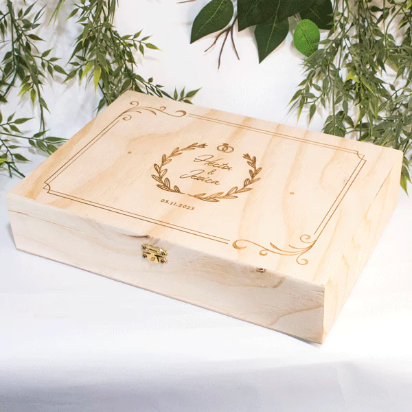 Caja de Madera con Tapa Grabada y Cierre de Broche La Caja de Madera 9mm con Tapa Grabada y Cierre de Broche es un producto excepcional que combina funcionalidad y estética en un solo paquete. Esta caja, con sus dimensiones de 33 x 23 x 7 cm de alto, es la elección perfecta para aquellos que buscan una solución de almacenamiento compacta pero espaciosa. El material triplex de pino es conocido por su resistencia y durabilidad, lo que hace que esta caja sea una opción económica y duradera. Además, el triplex de pino es un material natural, lo que añade un toque de elegancia y sofisticación a cualquier espacio. Esta caja es ideal para regalos, especialmente para eventos como bodas, quinceañeras o festividades. Ofrecer regalos personalizados es una excelente manera de mostrar aprecio y hacer que los destinatarios se sientan especiales. Esta caja, con su diseño simple pero elegante, es perfecta para este propósito. Además, la personalización de la tapa en grabado láser añade un toque único y personal a cada caja. Ya sea que quieras grabar un nombre, una fecha especial o un mensaje significativo, la personalización hace que cada caja sea verdaderamente única. El acabado natural de la caja resalta la belleza de la madera de pino, mientras que la tapa con bisagra y cierre asegura que los contenidos estén seguros y protegidos. Ya sea que la uses para guardar recuerdos preciosos o para presentar un regalo especial, esta caja es tan práctica como hermosa. Además, la caja funciona perfectamente como un regalo para bodas, quinceañeras o festividades. Puedes llenarla con una variedad de regalos, creando un regalo que es tanto atractivo como significativo. La Caja en Triplex de Pino no es sólo funcional, sino también estéticamente agradable. Es perfecta para decorar y tiene múltiples usos. Puede servir como un excelente organizador en tu hogar, añadiendo un toque de estilo mientras mantiene tus pertenencias ordenadas. Caja Contenedor Ancheta Sencilla en MDF de 9 mm Material: Madera Triplex de Pino de 9 Color: Natural Tamaño: 33 largo x 23 ancho x 7 alto cm Incluye personalización Fecha estimada de entrega: De 4 a 5 días hábiles (en Bogotá, Medellín, Cali), al resto del país de 7 a 14 días. Recuerda que el tiempo de entrega comienza a partir del momento en que tu pago sea confirmado. Todos los productos son entregados al domicilio que informaste al realizar la compra. Vendido y enviado por: Trazos de Arte. Envío rápido y seguro. Es una pieza muy original, que decora ese espacio especial de casa u oficina, Ideal para regalar y sorprender, este es un regalo perfecto, Hecho en madera seleccionada cuidadosamente proveniente de una plantación forestal certificada. Hecho en Colombia. Personalización Realice un pedido personalizado, podemos agregar lo que desee, como nombre, fecha, frase, logotipo, imagen o empaque regalo. Ofrecemos: Grabado por láser, grabado CNC Router, sublimado o papel adhesivo, el precio varía según el tipo de personalización que desee, encontrara más información en Servicios en nuestro menú secundario. Si desea cotizar o tiene preguntas presione el botón Cotizar personalización con gusto las responderemos. ¿Cómo comprar? Selecciona tu producto. Si tienes alguna duda por favor escríbenos. Haz clic en el botón de compra y la cantidad que deseas. Ingresa los datos de facturación y entrega. Realiza el pago de tu pedido. Recibe el pedido en tu domicilio.