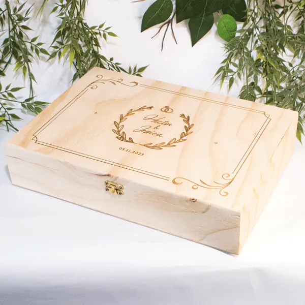 Caja de Madera con Tapa Grabada y Cierre de Broche La Caja de Madera 9mm con Tapa Grabada y Cierre de Broche es un producto excepcional que combina funcionalidad y estética en un solo paquete. Esta caja, con sus dimensiones de 33 x 23 x 7 cm de alto, es la elección perfecta para aquellos que buscan una solución de almacenamiento compacta pero espaciosa. El material triplex de pino es conocido por su resistencia y durabilidad, lo que hace que esta caja sea una opción económica y duradera. Además, el triplex de pino es un material natural, lo que añade un toque de elegancia y sofisticación a cualquier espacio. Esta caja es ideal para regalos, especialmente para eventos como bodas, quinceañeras o festividades. Ofrecer regalos personalizados es una excelente manera de mostrar aprecio y hacer que los destinatarios se sientan especiales. Esta caja, con su diseño simple pero elegante, es perfecta para este propósito. Además, la personalización de la tapa en grabado láser añade un toque único y personal a cada caja. Ya sea que quieras grabar un nombre, una fecha especial o un mensaje significativo, la personalización hace que cada caja sea verdaderamente única. El acabado natural de la caja resalta la belleza de la madera de pino, mientras que la tapa con bisagra y cierre asegura que los contenidos estén seguros y protegidos. Ya sea que la uses para guardar recuerdos preciosos o para presentar un regalo especial, esta caja es tan práctica como hermosa. Además, la caja funciona perfectamente como un regalo para bodas, quinceañeras o festividades. Puedes llenarla con una variedad de regalos, creando un regalo que es tanto atractivo como significativo. La Caja en Triplex de Pino no es sólo funcional, sino también estéticamente agradable. Es perfecta para decorar y tiene múltiples usos. Puede servir como un excelente organizador en tu hogar, añadiendo un toque de estilo mientras mantiene tus pertenencias ordenadas. Caja Contenedor Ancheta Sencilla en MDF de 9 mm Material: Madera Triplex de Pino de 9 Color: Natural Tamaño: 33 largo x 23 ancho x 7 alto cm Incluye personalización Fecha estimada de entrega: De 4 a 5 días hábiles (en Bogotá, Medellín, Cali), al resto del país de 7 a 14 días. Recuerda que el tiempo de entrega comienza a partir del momento en que tu pago sea confirmado. Todos los productos son entregados al domicilio que informaste al realizar la compra. Vendido y enviado por: Trazos de Arte. Envío rápido y seguro. Es una pieza muy original, que decora ese espacio especial de casa u oficina, Ideal para regalar y sorprender, este es un regalo perfecto, Hecho en madera seleccionada cuidadosamente proveniente de una plantación forestal certificada. Hecho en Colombia. Personalización Realice un pedido personalizado, podemos agregar lo que desee, como nombre, fecha, frase, logotipo, imagen o empaque regalo. Ofrecemos: Grabado por láser, grabado CNC Router, sublimado o papel adhesivo, el precio varía según el tipo de personalización que desee, encontrara más información en Servicios en nuestro menú secundario. Si desea cotizar o tiene preguntas presione el botón Cotizar personalización con gusto las responderemos. ¿Cómo comprar? Selecciona tu producto. Si tienes alguna duda por favor escríbenos. Haz clic en el botón de compra y la cantidad que deseas. Ingresa los datos de facturación y entrega. Realiza el pago de tu pedido. Recibe el pedido en tu domicilio.