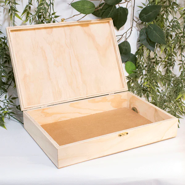 Caja de Madera con Tapa Grabada y Cierre de Broche La Caja de Madera 9mm con Tapa Grabada y Cierre de Broche es un producto excepcional que combina funcionalidad y estética en un solo paquete. Esta caja, con sus dimensiones de 33 x 23 x 7 cm de alto, es la elección perfecta para aquellos que buscan una solución de almacenamiento compacta pero espaciosa. El material triplex de pino es conocido por su resistencia y durabilidad, lo que hace que esta caja sea una opción económica y duradera. Además, el triplex de pino es un material natural, lo que añade un toque de elegancia y sofisticación a cualquier espacio. Esta caja es ideal para regalos, especialmente para eventos como bodas, quinceañeras o festividades. Ofrecer regalos personalizados es una excelente manera de mostrar aprecio y hacer que los destinatarios se sientan especiales. Esta caja, con su diseño simple pero elegante, es perfecta para este propósito. Además, la personalización de la tapa en grabado láser añade un toque único y personal a cada caja. Ya sea que quieras grabar un nombre, una fecha especial o un mensaje significativo, la personalización hace que cada caja sea verdaderamente única. El acabado natural de la caja resalta la belleza de la madera de pino, mientras que la tapa con bisagra y cierre asegura que los contenidos estén seguros y protegidos. Ya sea que la uses para guardar recuerdos preciosos o para presentar un regalo especial, esta caja es tan práctica como hermosa. Además, la caja funciona perfectamente como un regalo para bodas, quinceañeras o festividades. Puedes llenarla con una variedad de regalos, creando un regalo que es tanto atractivo como significativo. La Caja en Triplex de Pino no es sólo funcional, sino también estéticamente agradable. Es perfecta para decorar y tiene múltiples usos. Puede servir como un excelente organizador en tu hogar, añadiendo un toque de estilo mientras mantiene tus pertenencias ordenadas. Caja Contenedor Ancheta Sencilla en MDF de 9 mm Material: Madera Triplex de Pino de 9 Color: Natural Tamaño: 33 largo x 23 ancho x 7 alto cm Incluye personalización Fecha estimada de entrega: De 4 a 5 días hábiles (en Bogotá, Medellín, Cali), al resto del país de 7 a 14 días. Recuerda que el tiempo de entrega comienza a partir del momento en que tu pago sea confirmado. Todos los productos son entregados al domicilio que informaste al realizar la compra. Vendido y enviado por: Trazos de Arte. Envío rápido y seguro. Es una pieza muy original, que decora ese espacio especial de casa u oficina, Ideal para regalar y sorprender, este es un regalo perfecto, Hecho en madera seleccionada cuidadosamente proveniente de una plantación forestal certificada. Hecho en Colombia. Personalización Realice un pedido personalizado, podemos agregar lo que desee, como nombre, fecha, frase, logotipo, imagen o empaque regalo. Ofrecemos: Grabado por láser, grabado CNC Router, sublimado o papel adhesivo, el precio varía según el tipo de personalización que desee, encontrara más información en Servicios en nuestro menú secundario. Si desea cotizar o tiene preguntas presione el botón Cotizar personalización con gusto las responderemos. ¿Cómo comprar? Selecciona tu producto. Si tienes alguna duda por favor escríbenos. Haz clic en el botón de compra y la cantidad que deseas. Ingresa los datos de facturación y entrega. Realiza el pago de tu pedido. Recibe el pedido en tu domicilio.